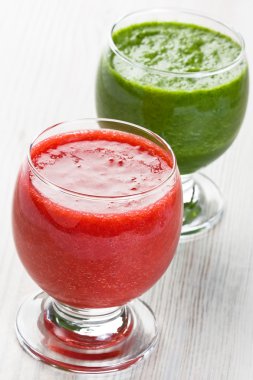 çilek ve ıspanak smoothie meyve suyu