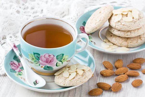 Cup tea with almond cookies — Stock Photo, Image