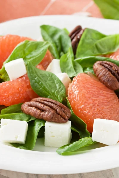 Spinach grapefruit goat cheese salad with pecan nut — Stock Photo, Image