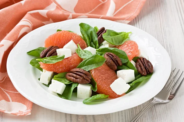 Ensalada de queso de cabra con toronja de espinacas y nuez de nuez — Foto de Stock