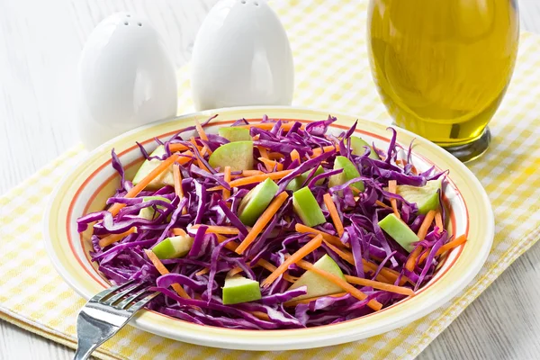 Salada de repolho vermelho — Fotografia de Stock