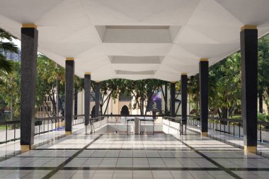 Modern ofis binasında boş uzun koridor.