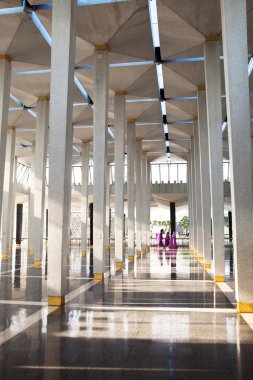 Modern ofis binasında boş uzun koridor.