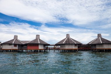 su üzerinde bungalov