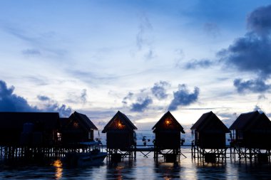 günbatımı sahil şeridi üzerinde