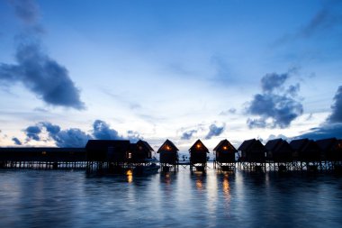 günbatımı sahil şeridi üzerinde