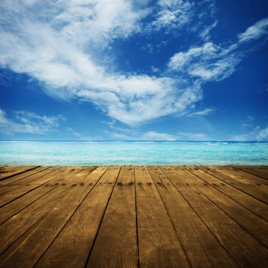 yanında deniz platformu