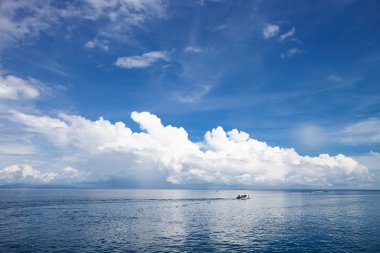 Mavi gökyüzü ve bulutlu yatch