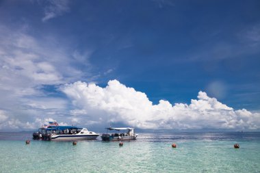 Mavi gökyüzü ve bulutlu yatch