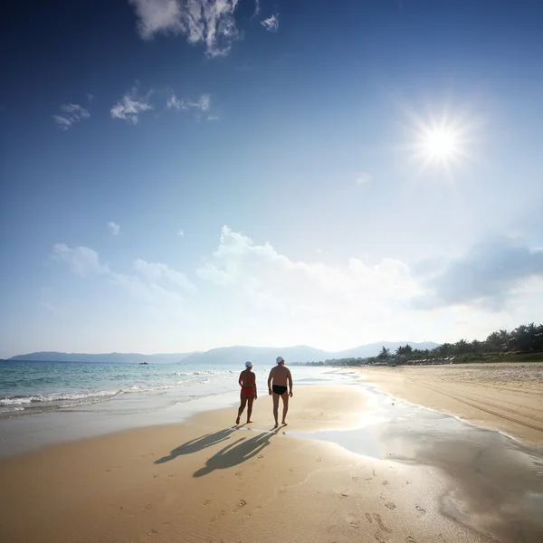 Coppia di innamorati che camminano sulla spiaggia — Foto Stock