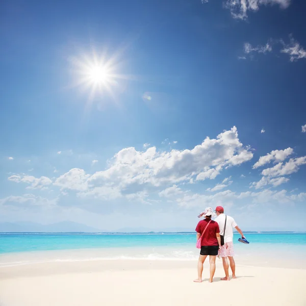 Vista di coppia sguardo al mare — Foto Stock