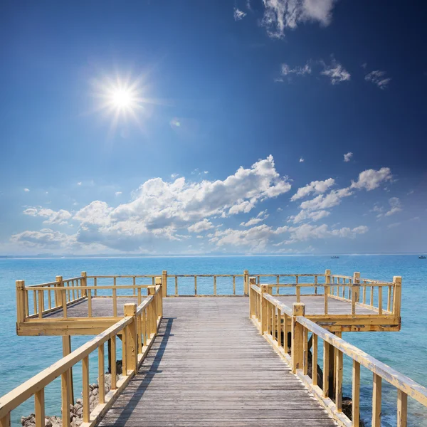 Wooden platform beside beach — Stock Photo, Image