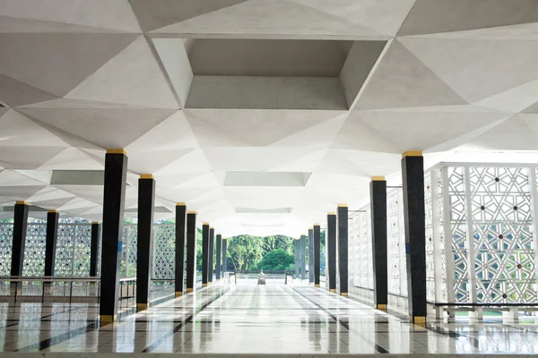 Lege lange gang in het moderne kantoorgebouw. — Stockfoto