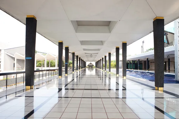 Modern ofis binasında boş uzun koridor.