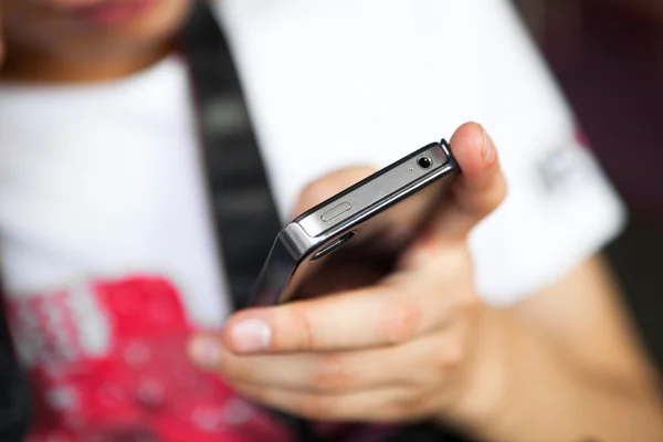 Trabajar con el teléfono móvil — Foto de Stock