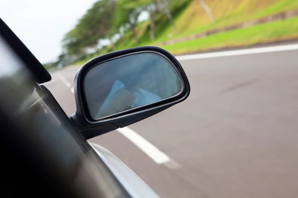 Velocidade carro dirigindo em alta velocidade na estrada vazia - desfoque de movimento — Fotografia de Stock