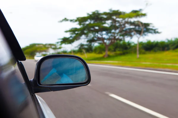 Velocidad de conducción del coche a alta velocidad en la carretera vacía - desenfoque de movimiento — Foto de Stock