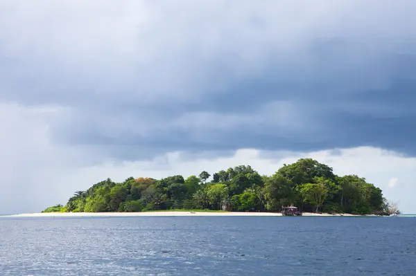 Paesaggio di spiaggia tropicale isola con cielo perfetto — Foto Stock