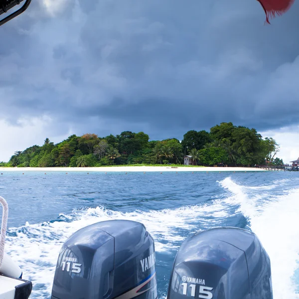 Yate de conducción de la isla — Foto de Stock