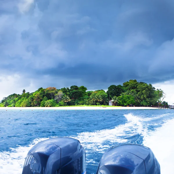 Drijvende jacht van eiland — Stockfoto