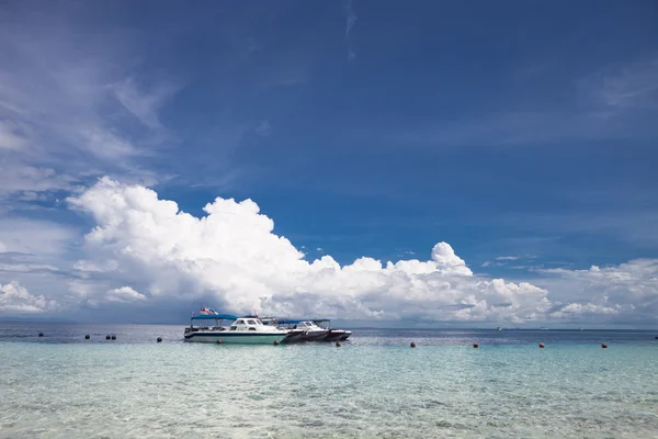 Яхта с голубым небом и облаком — стоковое фото