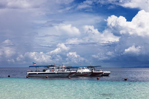 Яхта с голубым небом и облаком — стоковое фото