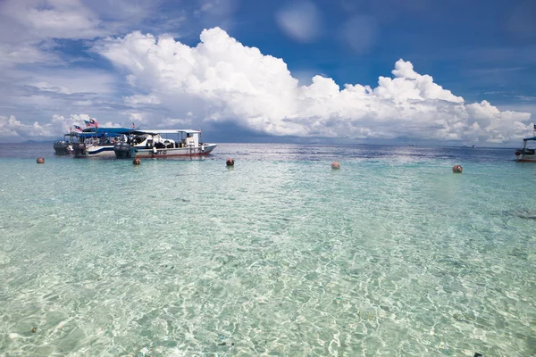 Yatch with blue sky and cloud — Stock Photo, Image