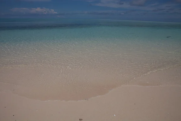 Paisagem de ilha tropical praia com céu perfeito — Fotografia de Stock