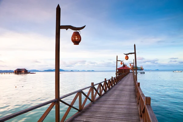 Sereniteit promenade op tropisch eiland — Stockfoto