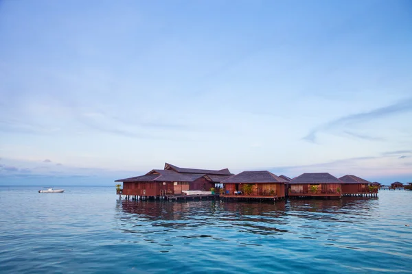 Casa sobre el agua en la costa — Foto de Stock