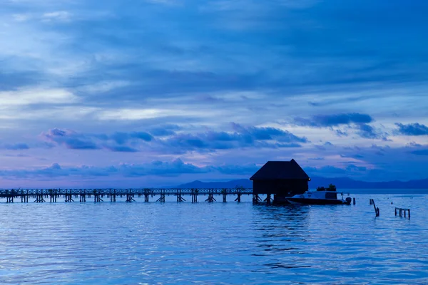 Haus über Wasser an der Küste — Stockfoto