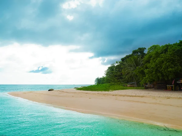 Landschap van tropisch eiland strand met perfecte lucht — Stockfoto