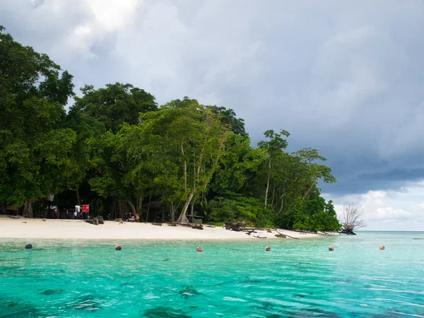 Landschap van tropisch eiland strand met perfecte lucht — Stockfoto