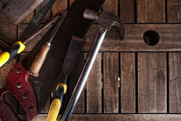 Juego sucio de herramientas de mano en un panel de madera —  Fotos de Stock