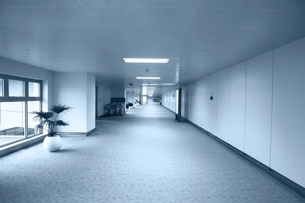 Άδειος μακρύς διάδρομος στο σύγχρονο κτίριο γραφείων. — Φωτογραφία Αρχείου