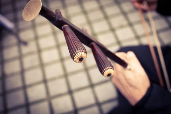 Музыкант играет на традиционной китайской скрипке Erhu — стоковое фото