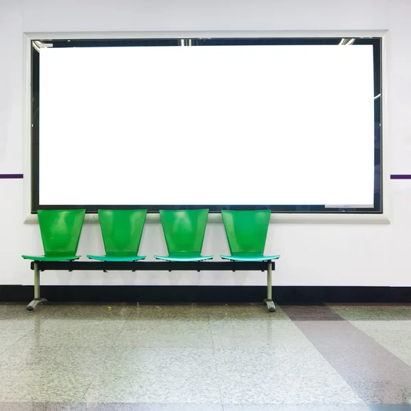 Leere Plakatwand mit leeren Stühlen — Stockfoto