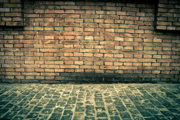 Viejo grunge interior con pared de ladrillo — Foto de Stock