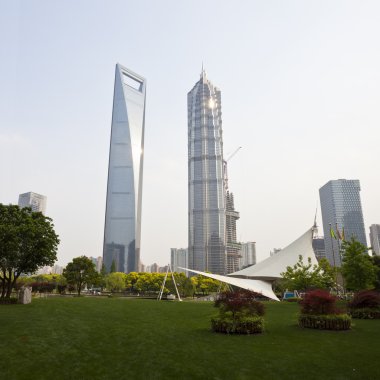 şehir ve mavi gökyüzü ile çim