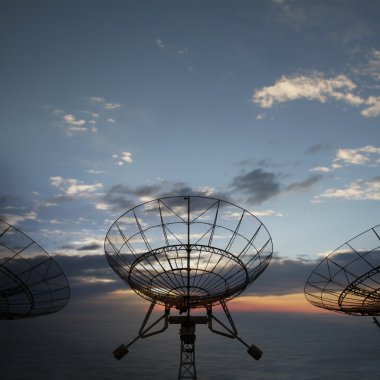 gün batımı ile çanak antenler