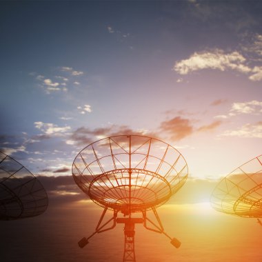 gün batımı ile çanak antenler