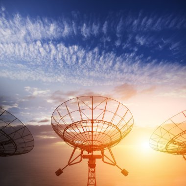 gün batımı ile çanak antenler