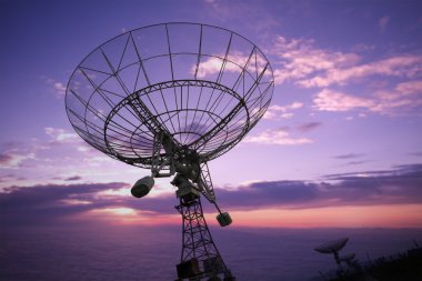 gün batımı ile çanak antenler
