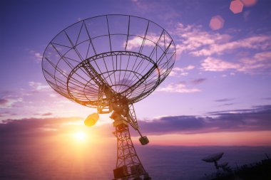 gün batımı ile çanak antenler