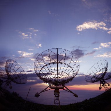 gün batımı ile çanak antenler