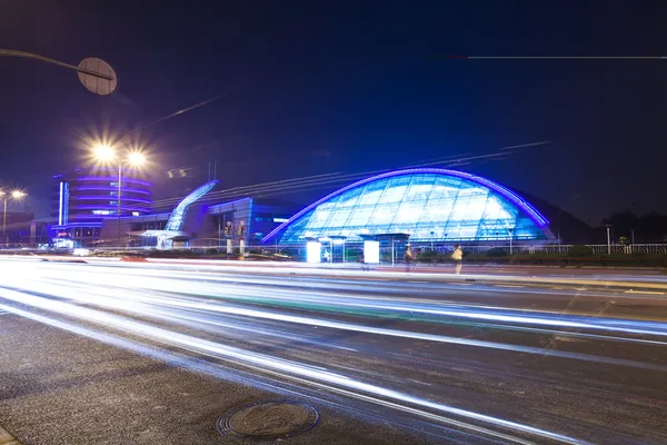 Light trails with the modern building — Stock Photo, Image