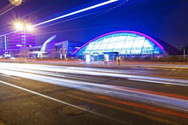 Lehké sjezdovky s moderní budova — Stock fotografie