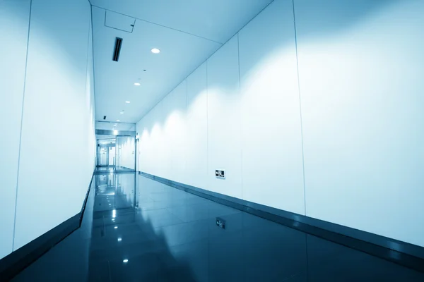 Corridor dans un bureau moderne — Photo