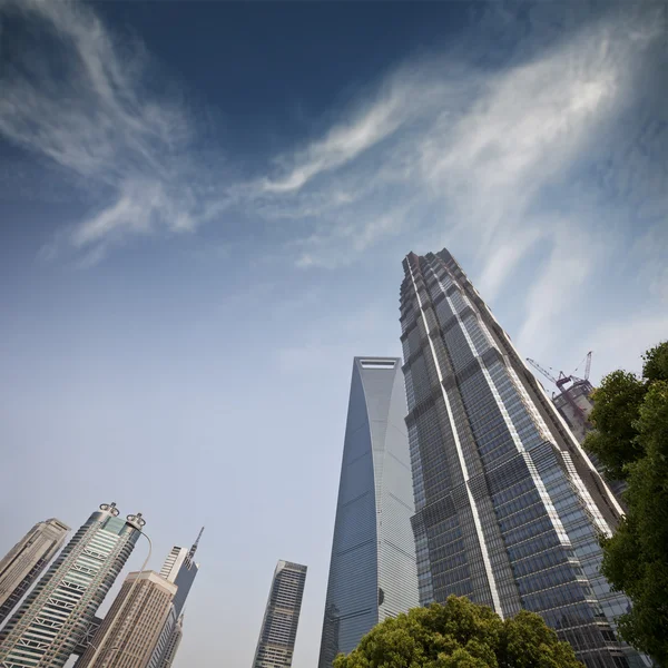 Três arranha-céus, centro de negócios em Xangai — Fotografia de Stock