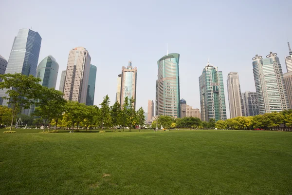 Stad en gras met blauwe hemel — Stockfoto